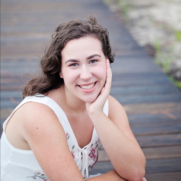 Meet your Posher, Gabriela - Picture 2 of 3